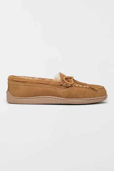 Minnetonka Suede Sheepskin Lined Slippers In Tan, Men's At Urban Outfitters In Brown