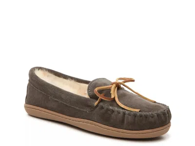 Minnetonka Wide Width Sheepskin Hard Moccasin Slipper In Gray
