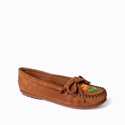 Minnetonka Women's Ziigwan Waabigwan Moccasin In Brown