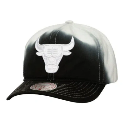 Mitchell & Ness Black/white Chicago Bulls Dip Dye Pro Crown Adjustable Hat