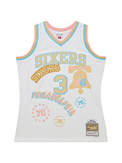 Mitchell & Ness Philadelphia 76ers 2002 Allen Iverson Sidewalk Sketch Swingman Vest In White