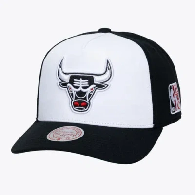 Mitchell & Ness White Chicago Bulls Hardwood Classics Legendary Away Pro-pinch Adjustable Hat In Metallic