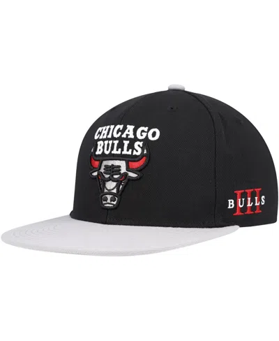 MITCHELL & NESS MEN'S MITCHELL & NESS BLACK, GRAY CHICAGO BULLS CORE SNAPBACK HAT