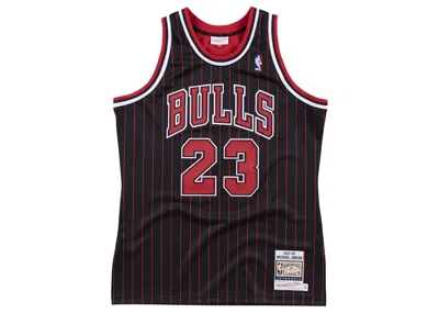 Pre-owned Mitchell & Ness Men's  Chicago Bulls 199596 Michael Jordan Authentic Jersey In Black