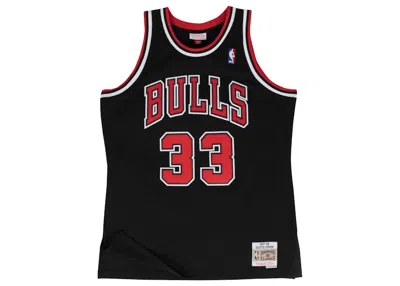 Pre-owned Mitchell & Ness Men's  Chicago Bulls Alternate 199798 Scottie Pippen Swingman Jersey In Black