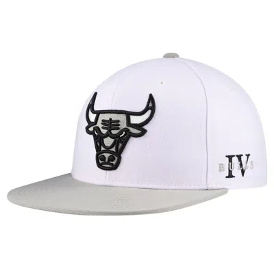 Mitchell & Ness White Chicago Bulls Core Snapback Hat