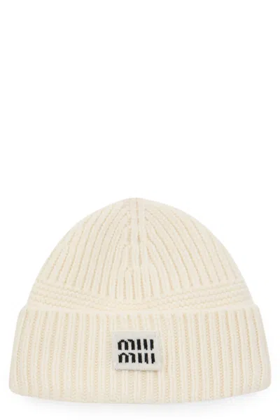 Miu Miu 5hc539 Logo-embroidered Ribbed Knit Beanie In Gray
