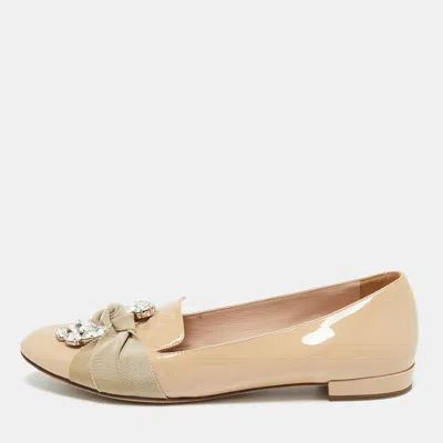 Pre-owned Miu Miu Beige Patent Leather Bow Detail Crystal Embellished Ballet Flats Size 39 In Sand