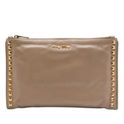 Pre-owned Miu Miu Calf Leather Studded Leather Zip Clutch In White