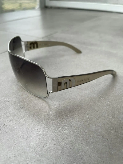 Pre-owned Miu Miu Ds!  Smu52g 1bc-2q1 Grey Silver Shield Sunglasses In Silver Gray