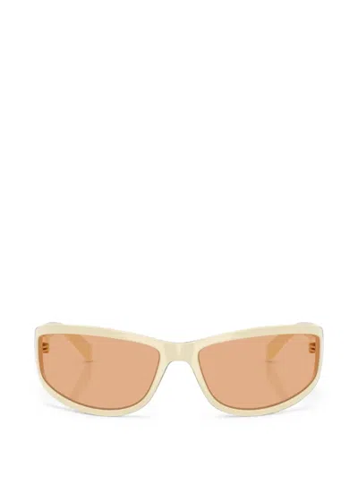 Miu Miu Eckige Sonnenbrille Mit Logo-prägung In Gelb