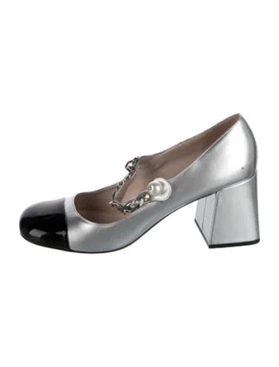 Pre-owned Miu Miu Faux Pearl Accents Patent Leather Pumps In Metallic/silver