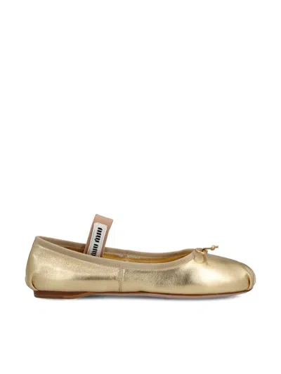 Miu Miu Metallic Logo-band Ballerina Flats In Gold