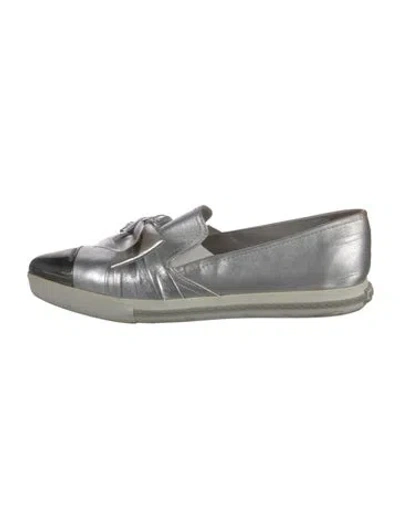 Pre-owned Miu Miu Leather Bow Accents Loafers In Silver