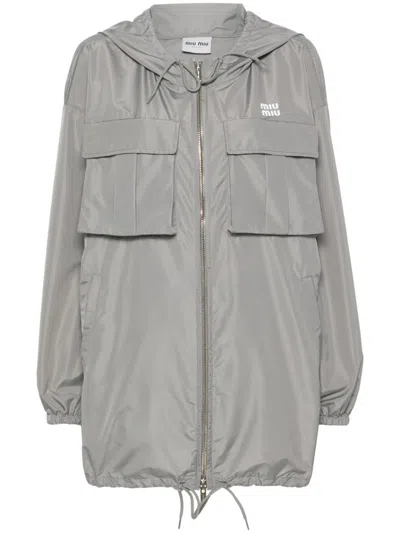 Miu Miu Wasserabweisende Jacke Mit Logo-applikation In Piombo