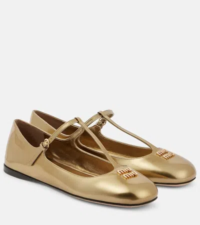 Miu Miu Logo Metallic Leather Ballet Flats In Gold