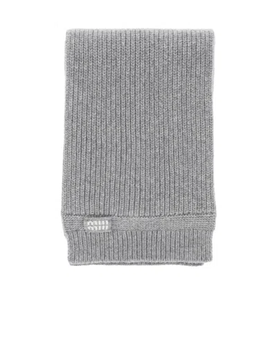 Miu Miu Logo Patch Knitted Scarf In Gray