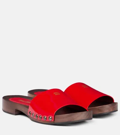 Miu Miu Logo Patent Leather Clogs In Red