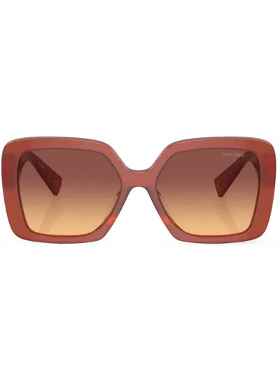 Miu Miu Eckige Sonnenbrille Mit Logo-schild In Red