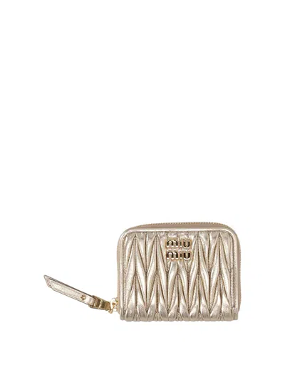 Miu Miu Matelass Leather Wallet In Dorado