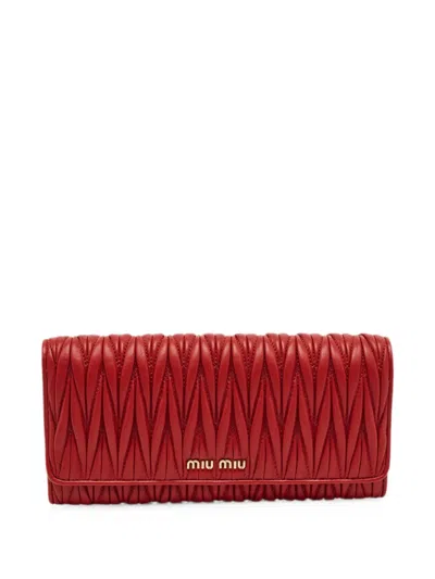 Pre-owned Miu Miu Matelassé Leather Wallet In Red