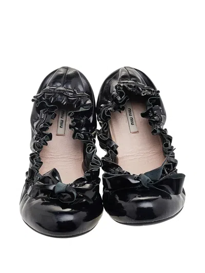 Pre-owned Miu Miu Patent-leather Bow-detail Ballet Flats In Black