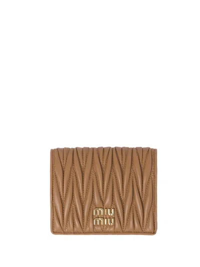 Miu Miu Portafoglio Piccolo In Nappa Matelassé Con Chiusura A Pressione In Brown