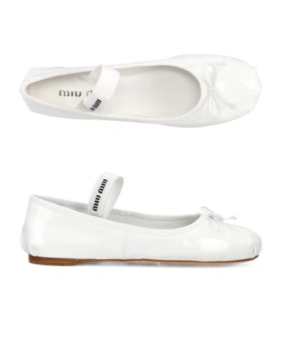 MIU MIU ROUND-HEAD FLAT SHOES