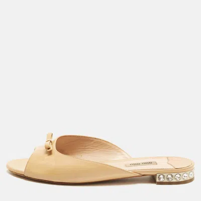 Pre-owned Miu Miu Size 39 Beige Leather And Patent Leather Bow Jeweled Heel Flat Slide