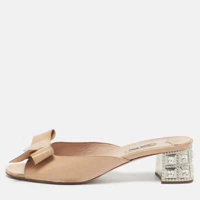 Pre-owned Miu Miu Size 40.5 Beige Patent Leather Crystal Embellished Slide Sandals