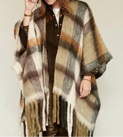 Mkt Studio Village Cape In Natural In White