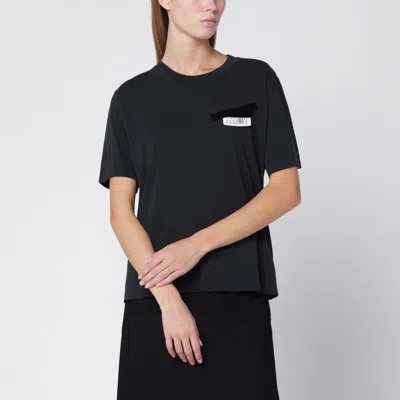MM6 MAISON MARGIELA BLACK T-SHIRT WITH NUMERIC PATCH AND TAPE DETAIL