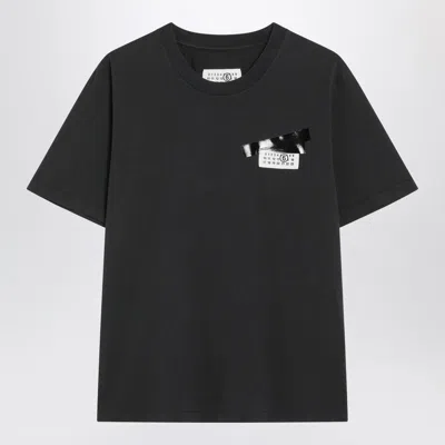 MM6 MAISON MARGIELA MM6 MAISON MARGIELA BLACK T-SHIRT WITH NUMERIC PATCH AND TAPE DETAIL