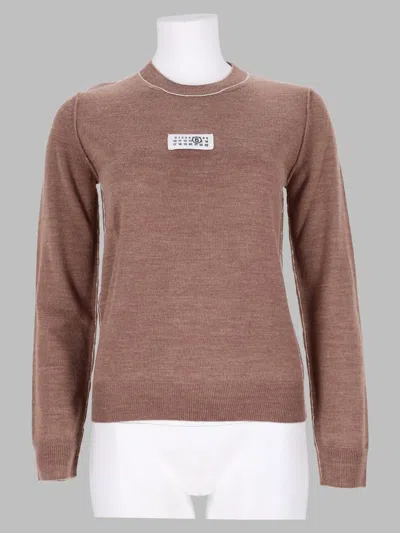 Mm6 Maison Margiela Long-sleeved Knit Sweater With Patch Logo Detail In Brown