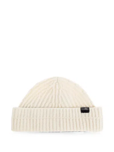 Mm6 Maison Margiela Ribbed-knit Logo-patch Beanie Hat In Neutral