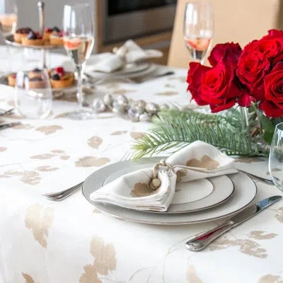 Mode Living Sedona Tablecloth In White,gold
