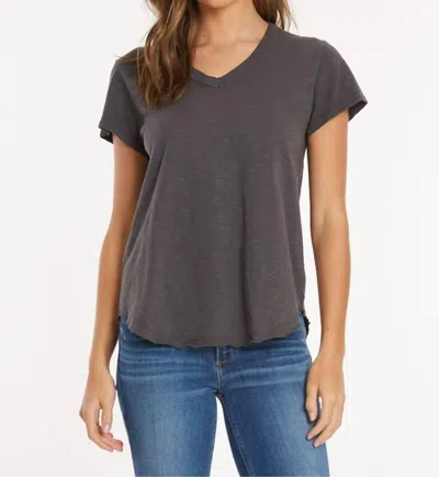 Mod-o-doc Curved Hem V-neck Tee In Washed Ebony In Gray