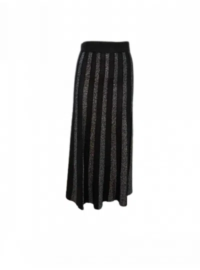 Molly Bracken Woman  T1636 In Black