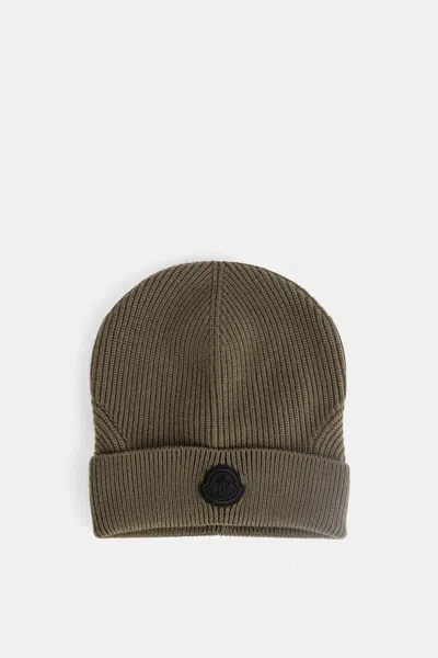Moncler 3b00049m1131 Ribbed Wool Logo Beanie In Green