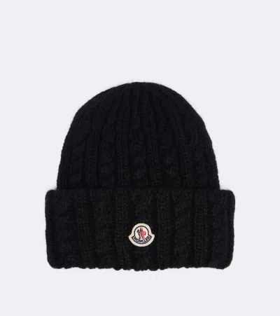 Moncler Berretto Beanie A Trecce Con Patch Logo In Black