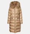 Moncler Doudoune Longue À Capuche Bordée De Shearling Boedic In Grey