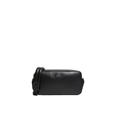 Moncler Sac À Bandoulière En Cuir Carlo, Homme, Noir, Taille: Uni In Black