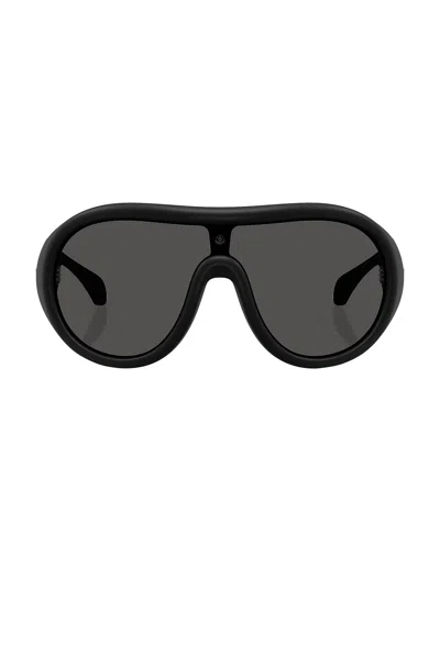Moncler Cloche Sunglasses In Black