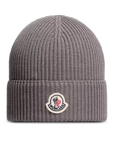 Moncler Logo Patch Ribbed Beanie In Pink