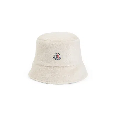 MONCLER CREAM LOGO BUCKET HAT