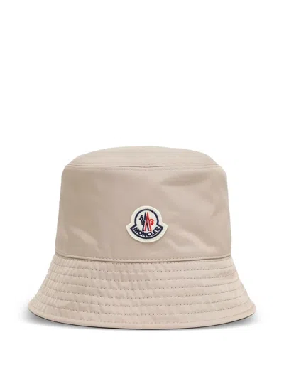 MONCLER MONCLER GORRO CAMEL PARCHE LOGO