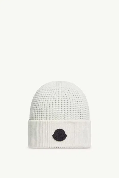 Moncler K20913b00032m1367 Logo-patch Knit Beanie In White