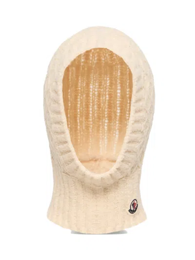 Moncler Kids Mini Cable-knit Bouclé Beanie With Logo Patch In Bianco
