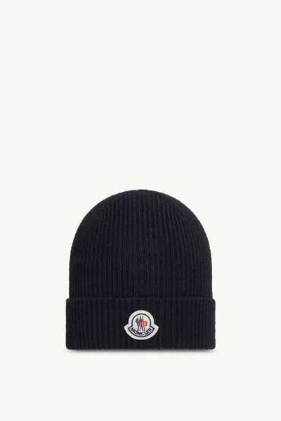 Moncler L20913b70500a9342999 Ribbed Knit Logo Beanie In Navy