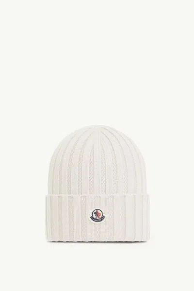 Moncler L20933b00036a9327030 Ribbed Knit Beanie In Ecru